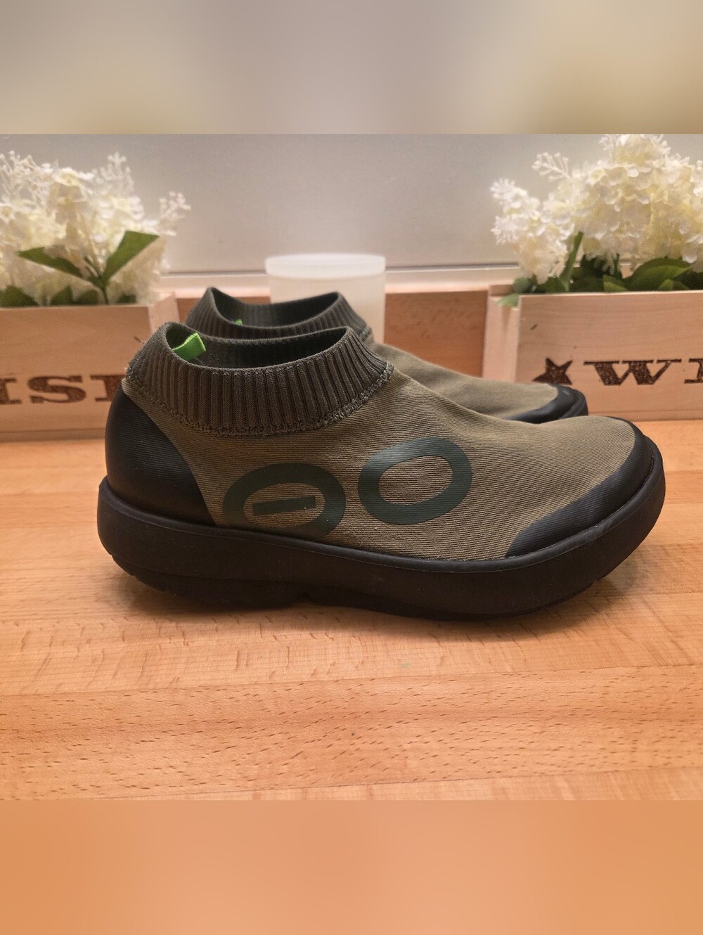 OOFOS Men's OOmg eeZee Mid Recovery Shoe  "Black & Green" Size 10
